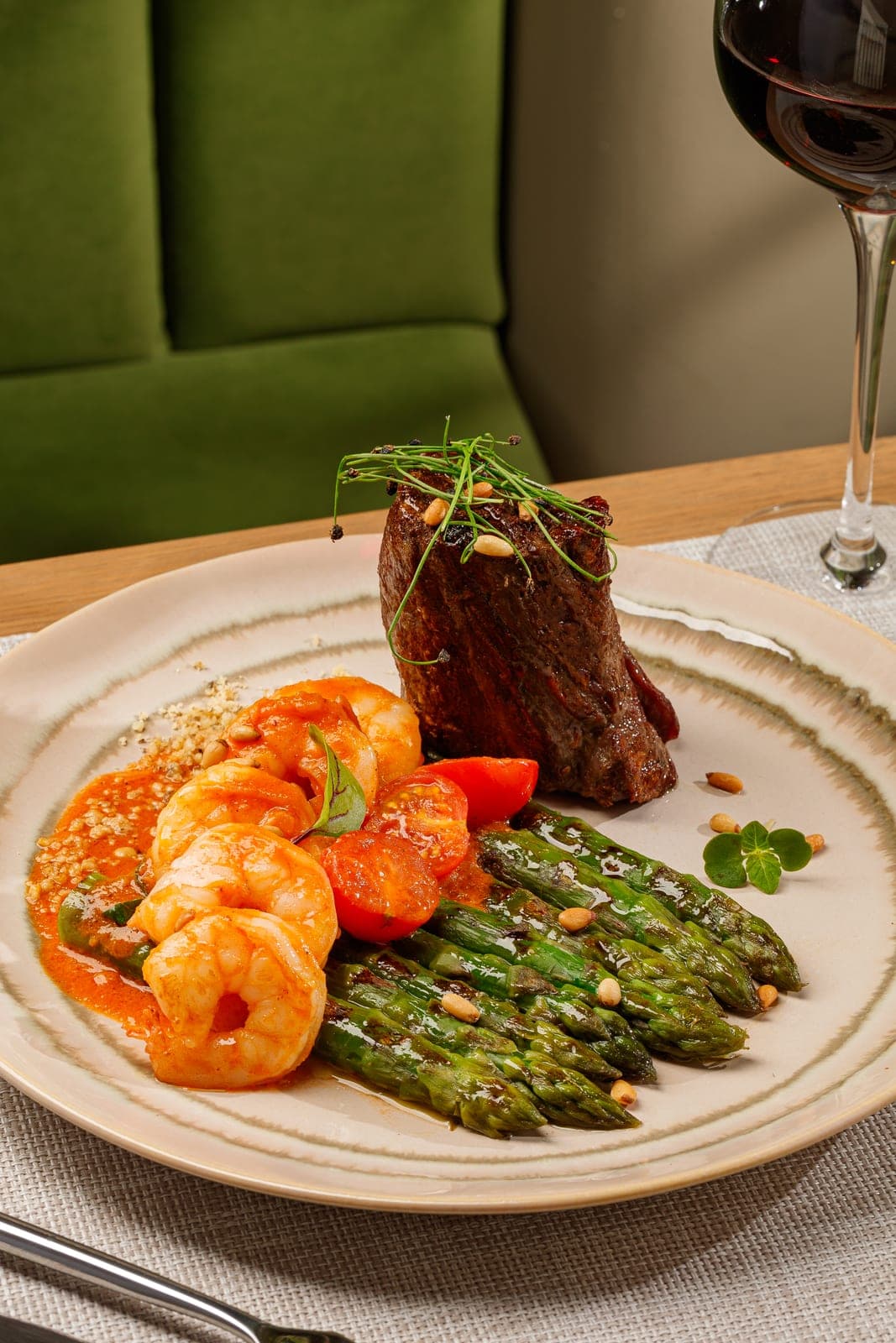 Beef medallion with shrimp and asparagus