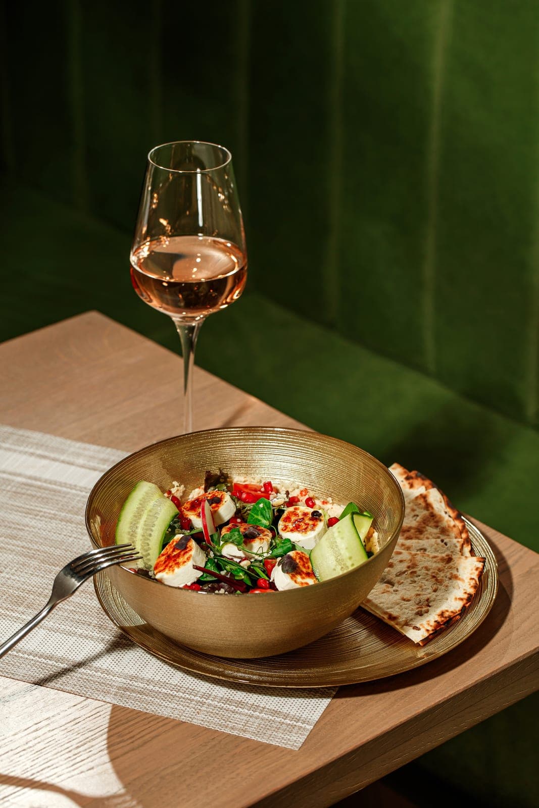 Reina Salad with gratinated goat cheese and flatbread