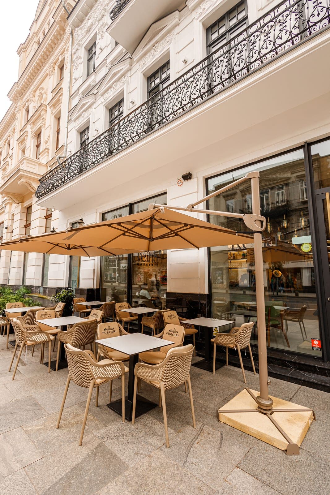 Reina Brasserie entrance and terrace on Bd. Regina Elisabeta
